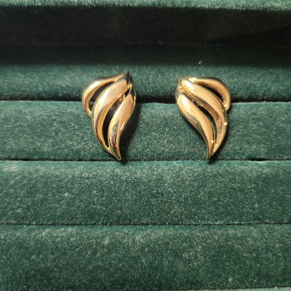 Vintage Gold Tone Earrings